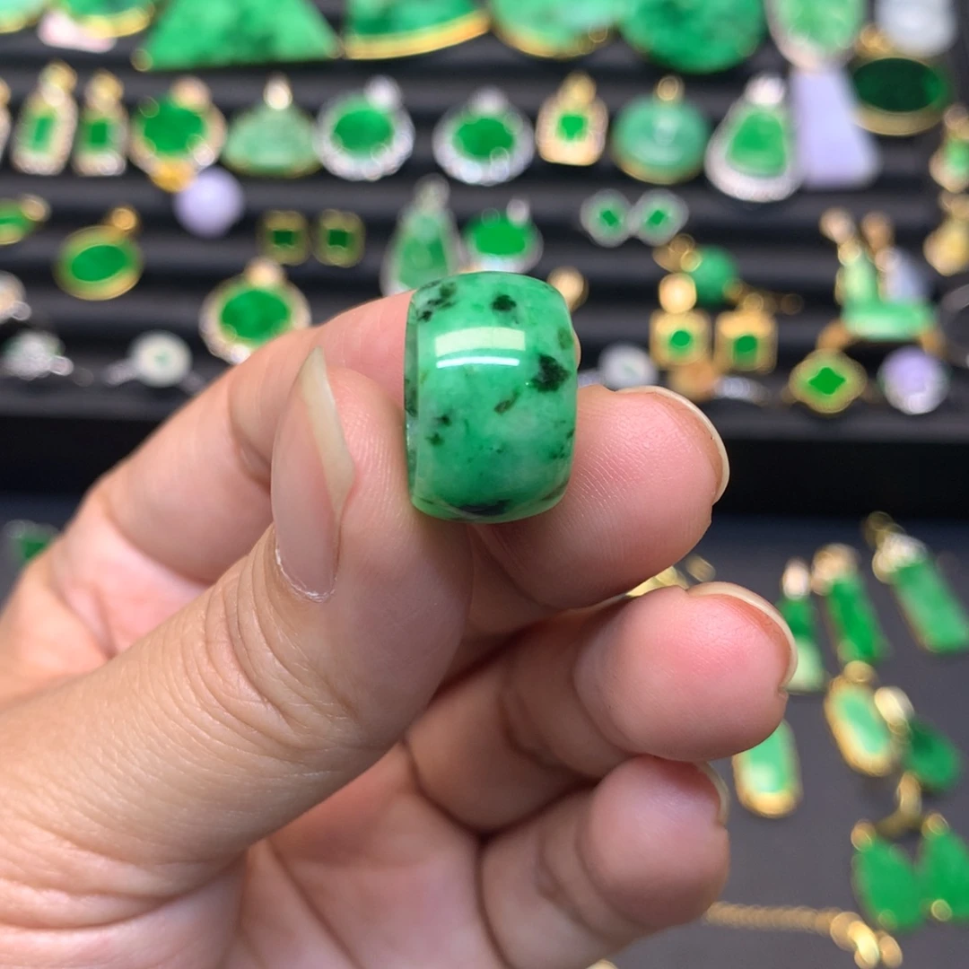 翡翠未镶嵌颈饰有纹