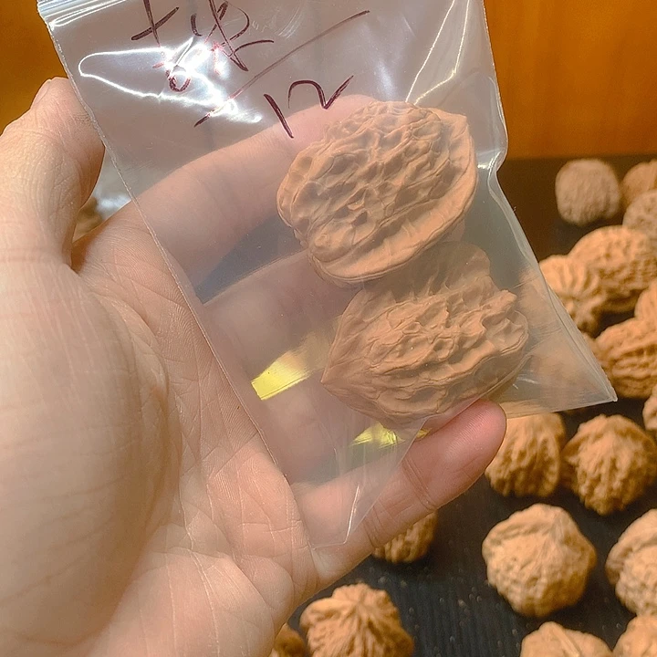 吉***米文玩核桃吊坠红崖山打底