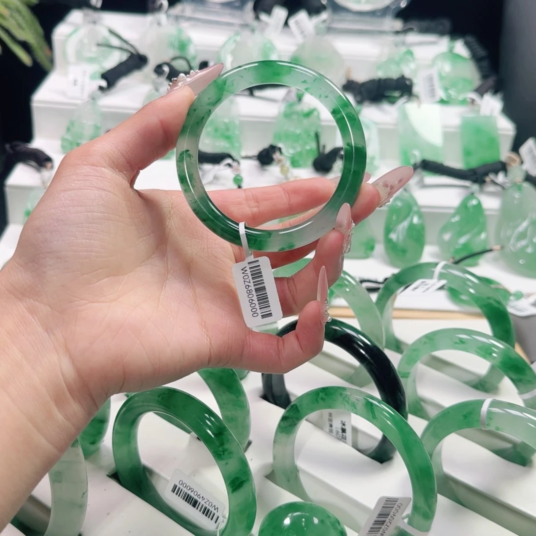 石英质玉手镯（圆镯）未镶嵌小*蝶