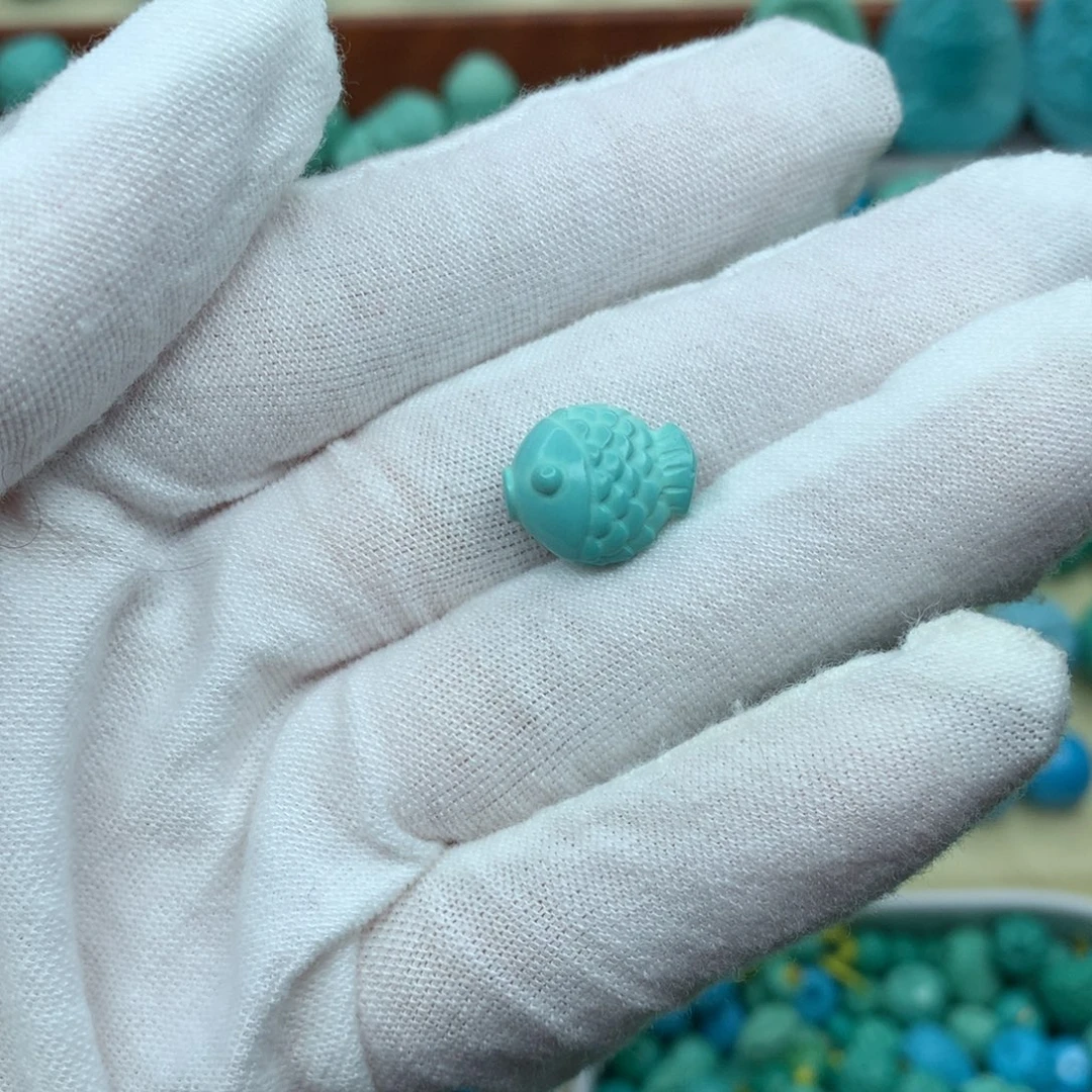 高瓷绿卡通鱼雕刻件