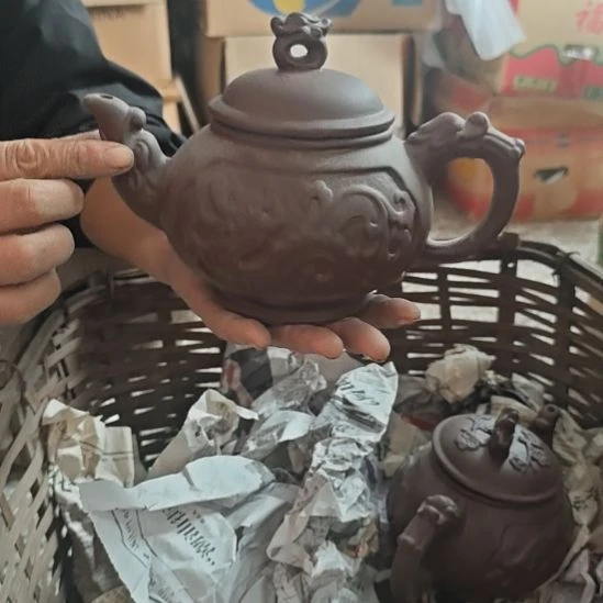库存微瑕紫砂壶一个