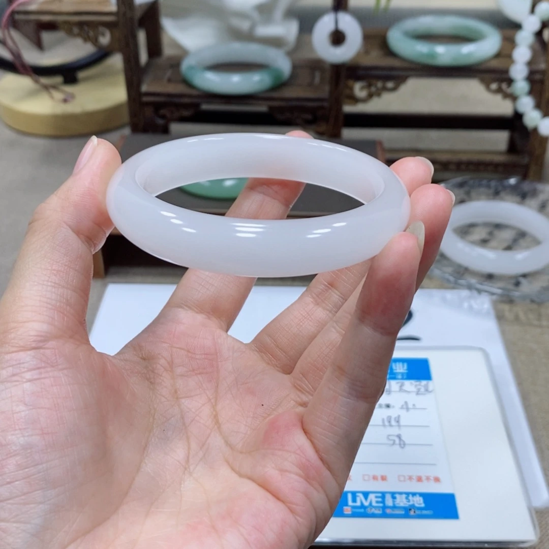 史***比石英质玉未镶嵌手镯
