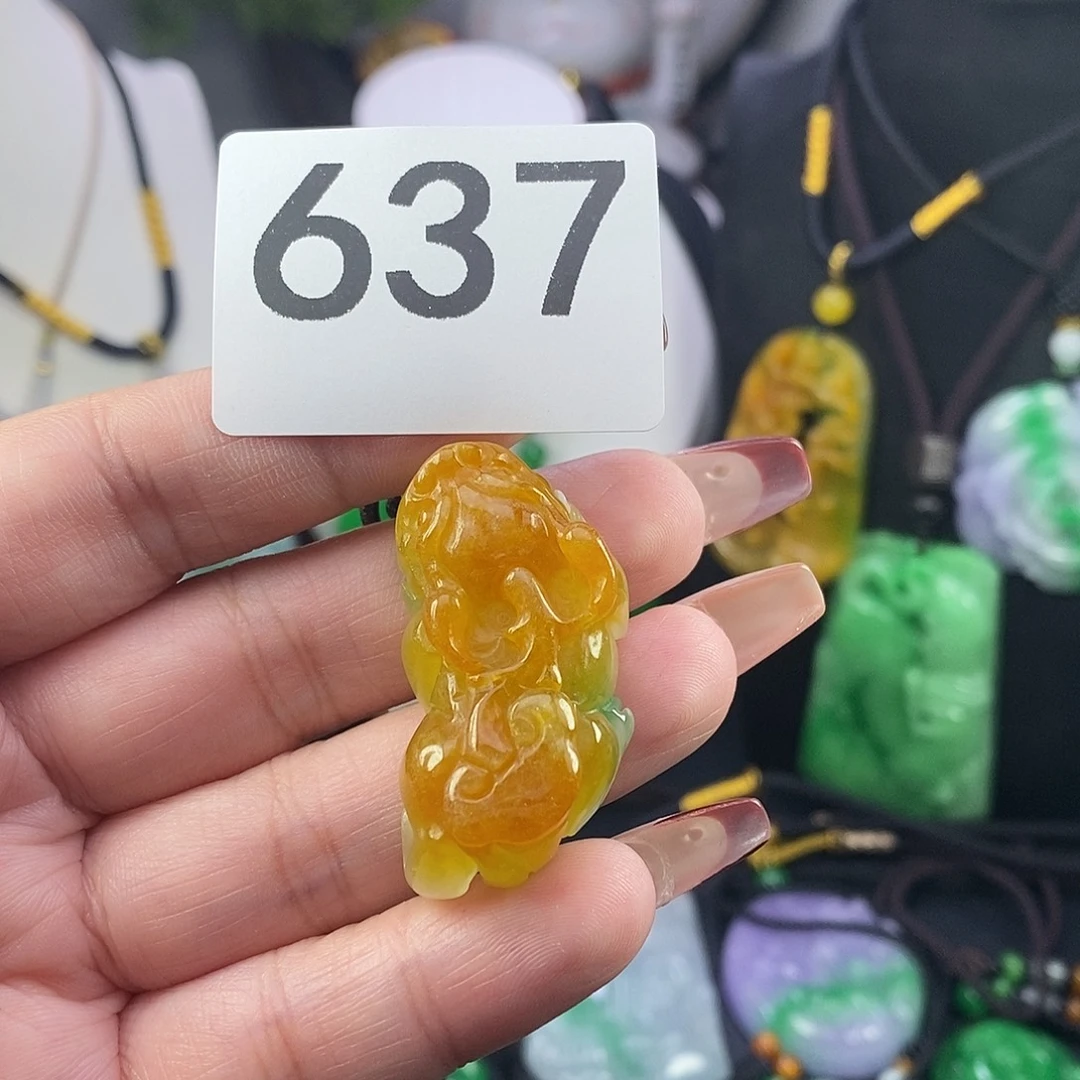 翡翠未镶嵌吊坠(赠链)