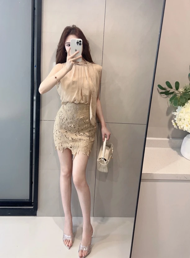 【珊珊哦】网纱气质无袖挂脖上衣➕高腰蕾丝包臀半身裙套装