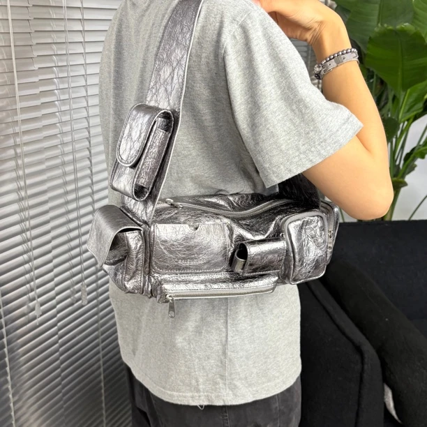 95新 Balenciaga/巴黎世家 金属银superbuzzy单肩包 db