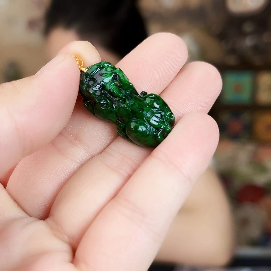 翡翠18K金镶嵌颈饰吊坠