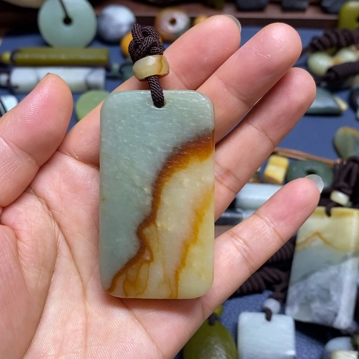 穿***期未镶嵌蛇纹石玉颈饰