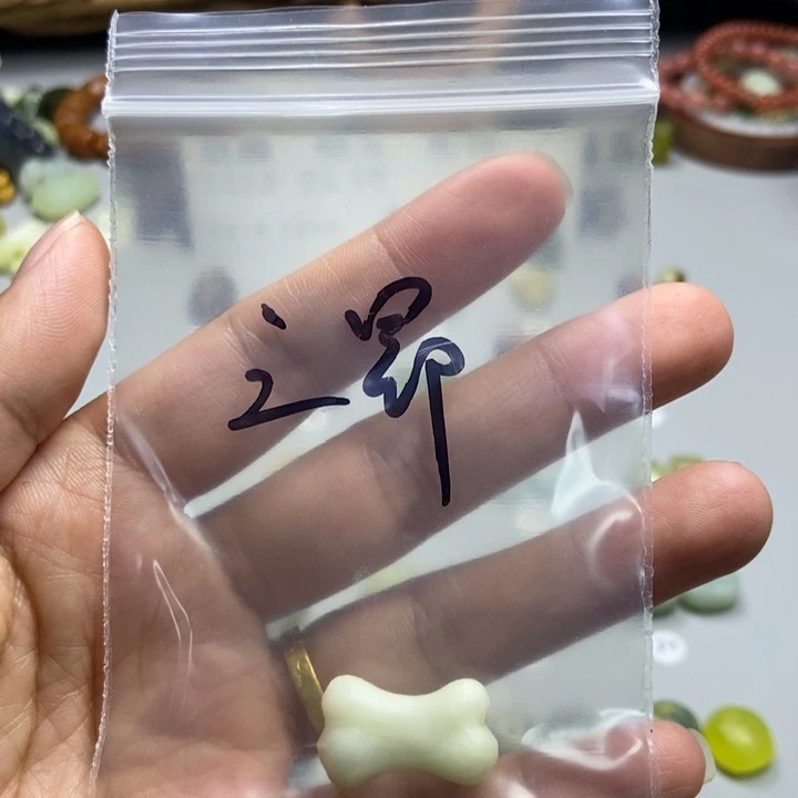 之***g未镶嵌蛇纹石玉颈饰