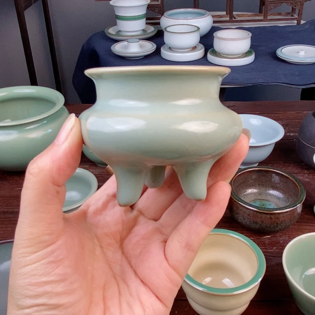 朱砂胎官窑灰青釉 开片 三足炉