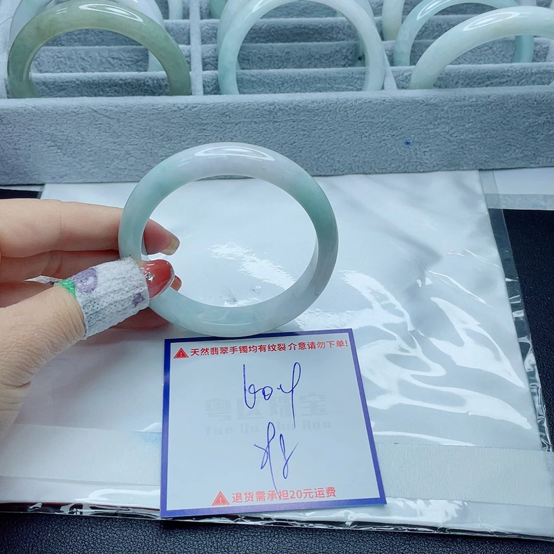 翡翠手镯未镶嵌翡翠
