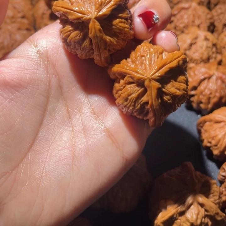 称***意文玩核桃吊坠白狮子