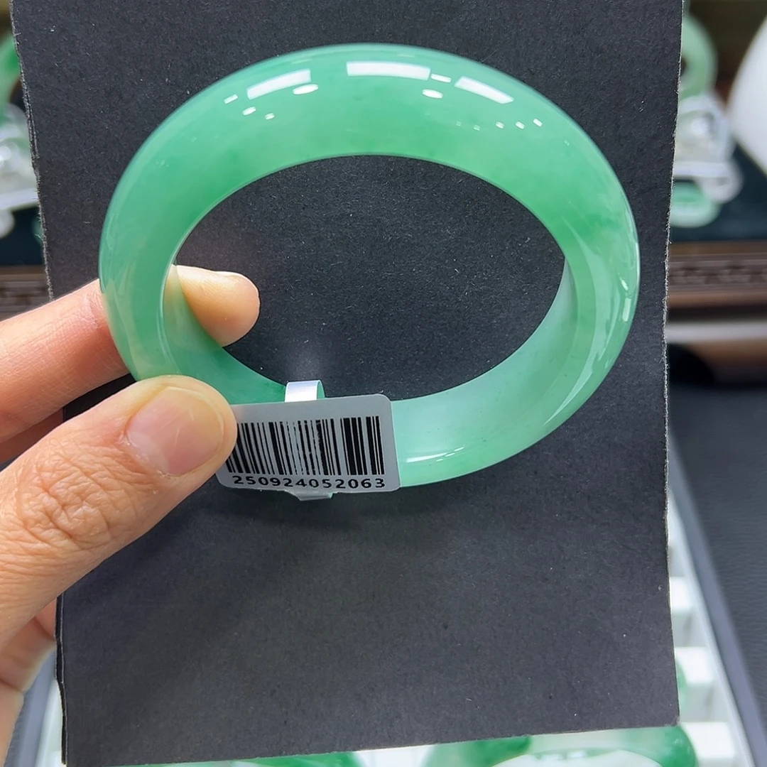 冉***姐石英质玉未镶嵌手镯