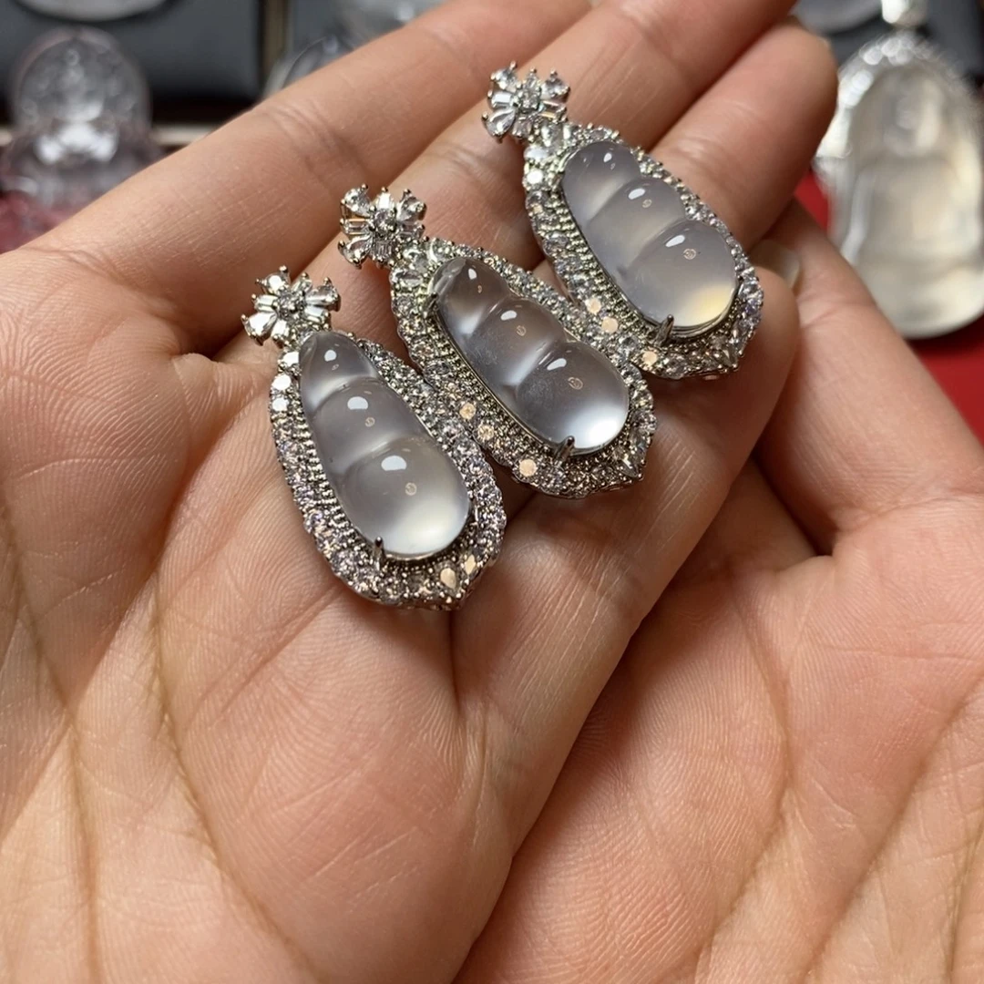 石英质玉合金吊坠