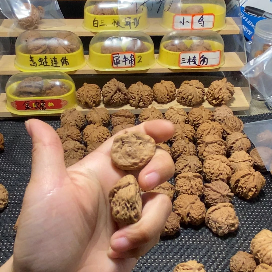 文玩核桃吊坠将****吗核桃异形