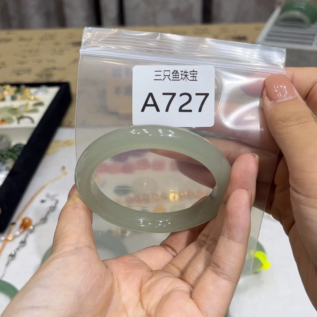 岳***米石英质玉未镶嵌手镯