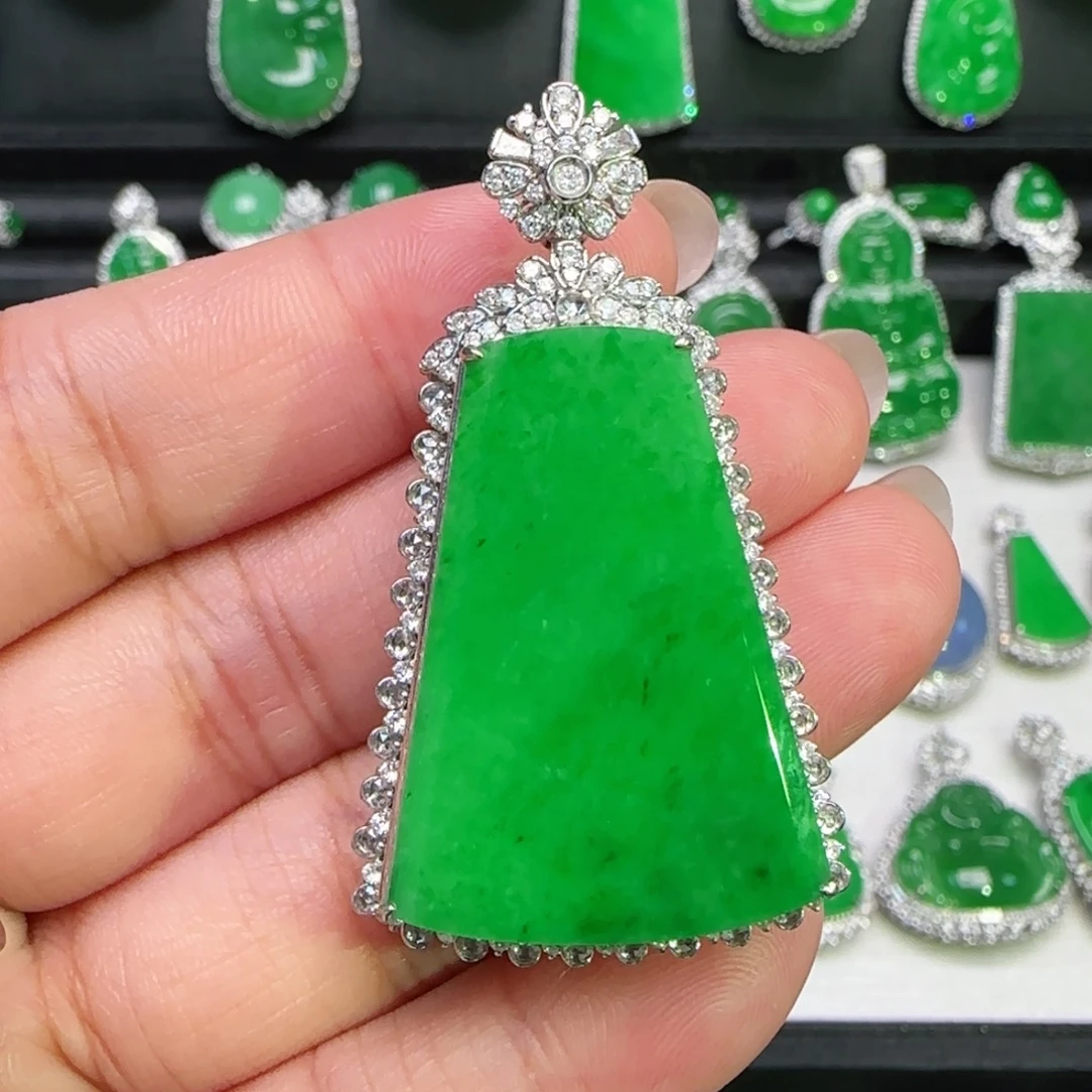 翡翠18K金镶嵌颈饰吊坠