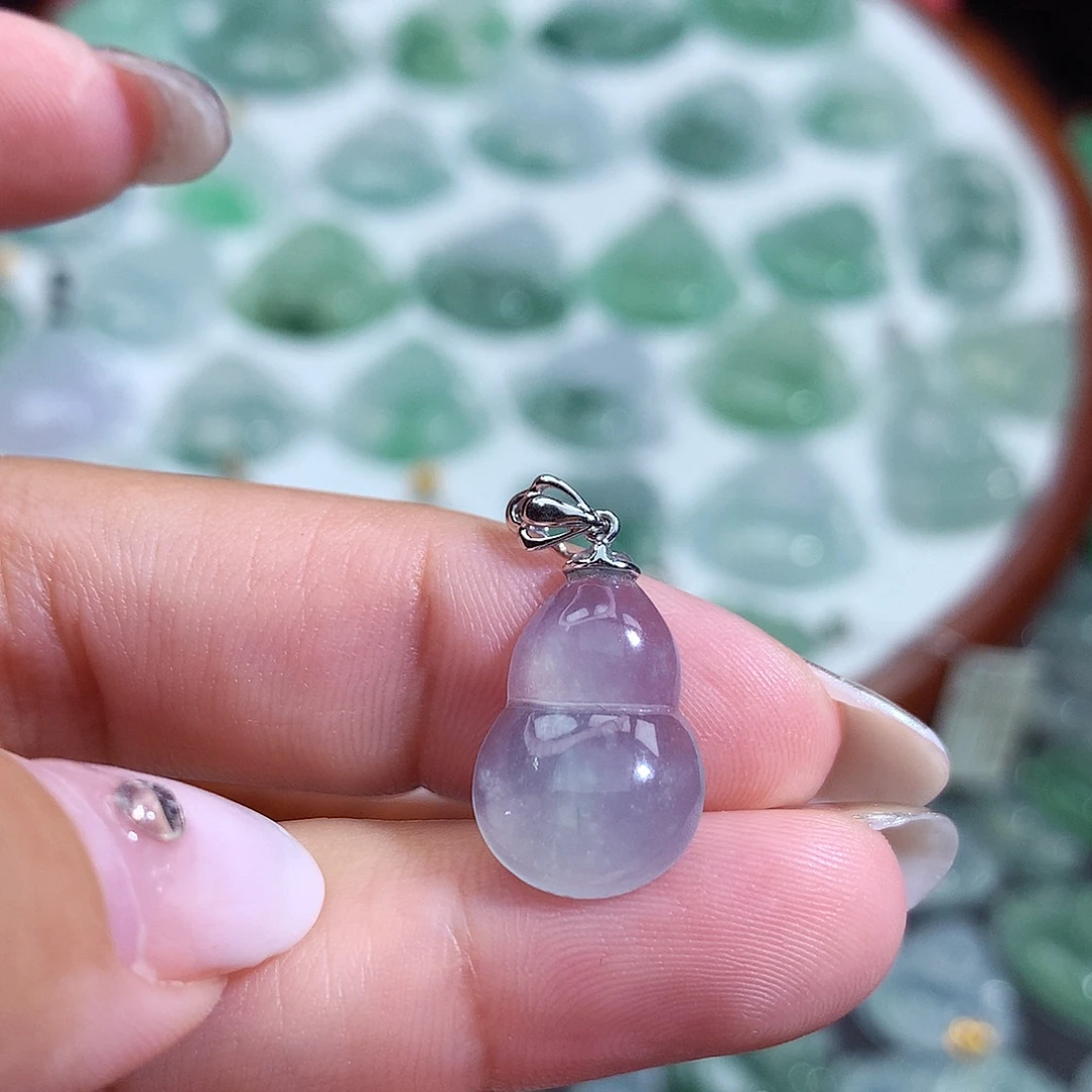 亿***花颈饰未镶嵌翡翠葫芦