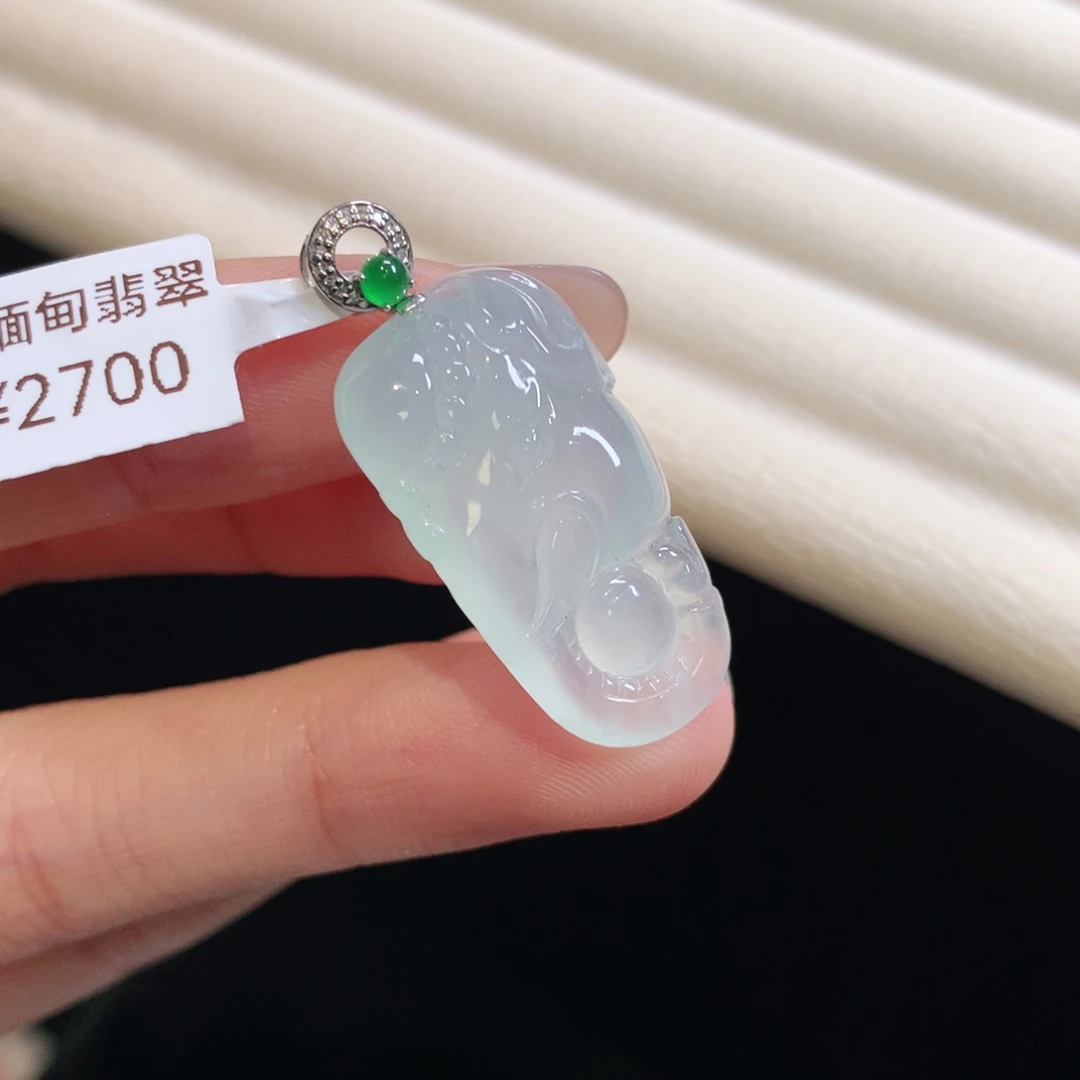 翡翠颈饰18K金镶嵌象神。