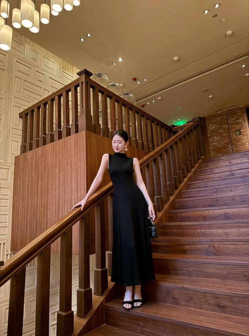 超模女神裙 高级半高领垂感修身无袖背心裙女优雅气质收腰连衣裙