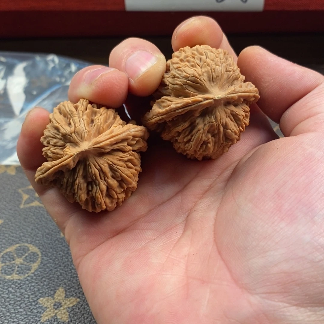 文玩核桃精品对四座楼