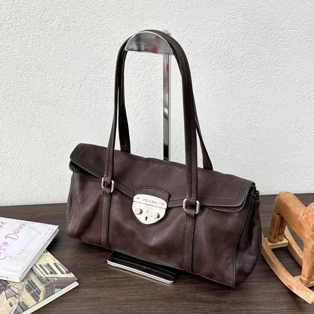 95新 Prada/普拉达 深棕色全皮翻盖猪鼻单肩包  118627