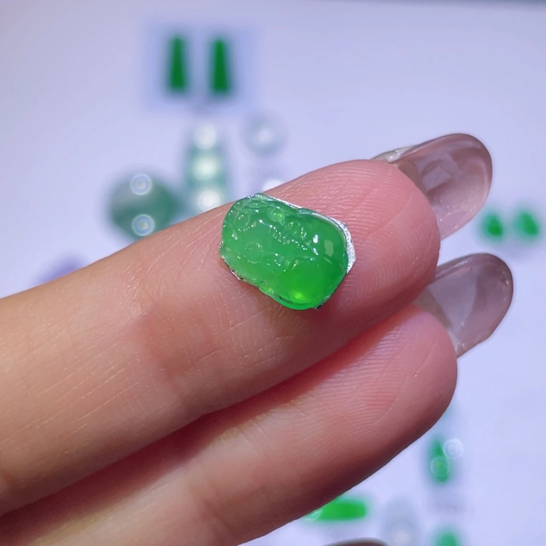 翡翠未镶嵌颈饰裸石