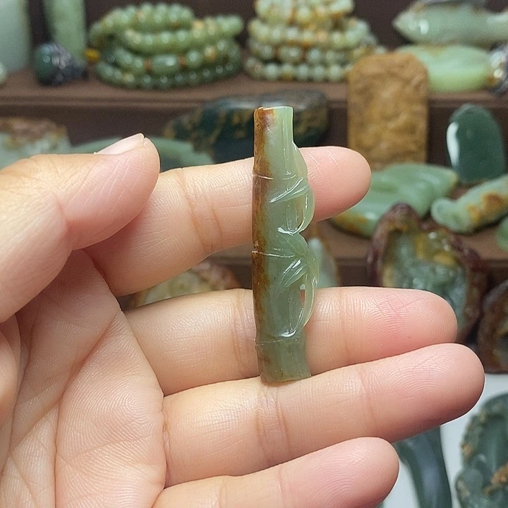 颈饰未镶嵌岫岩河磨玉（透闪石质玉）