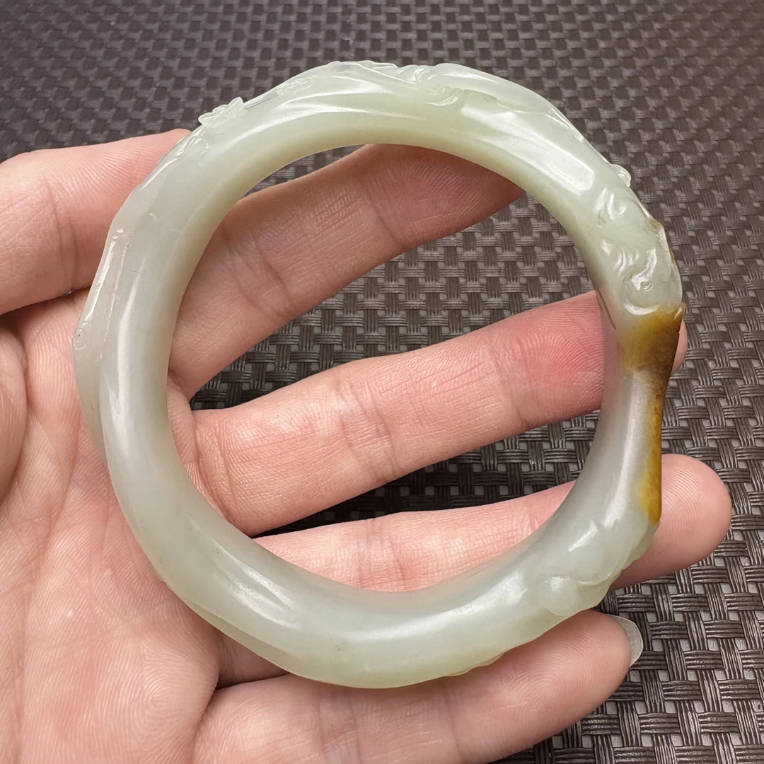 天然新疆和田玉手镯，自留天然原石皮面，雕刻工艺，内径58，重量66克