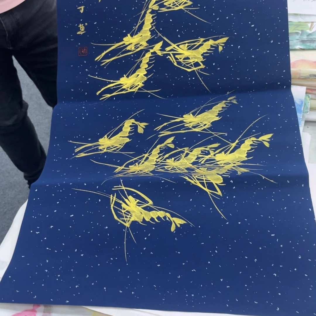 国画卖字画的小帅哥