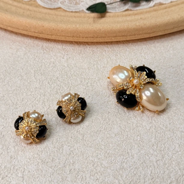 铜合金合成锆石胸针 【六六中古】孤品复古精美胸针耳夹套装th7869