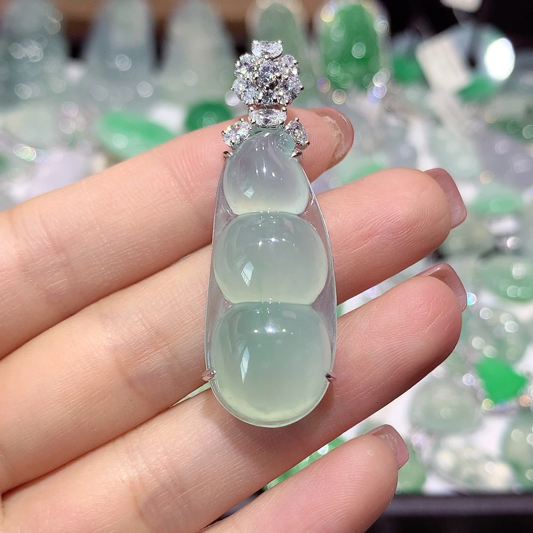 翡翠18K金镶嵌颈饰豆