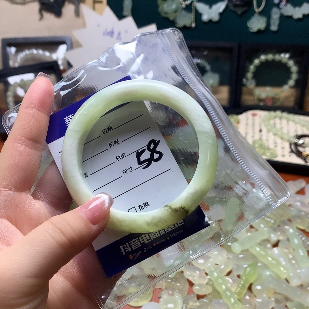 蛇纹石玉颈饰合金