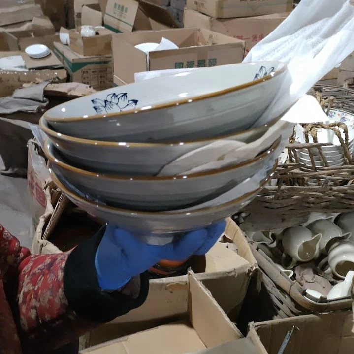 摆件盘子碗茶壶啥都有