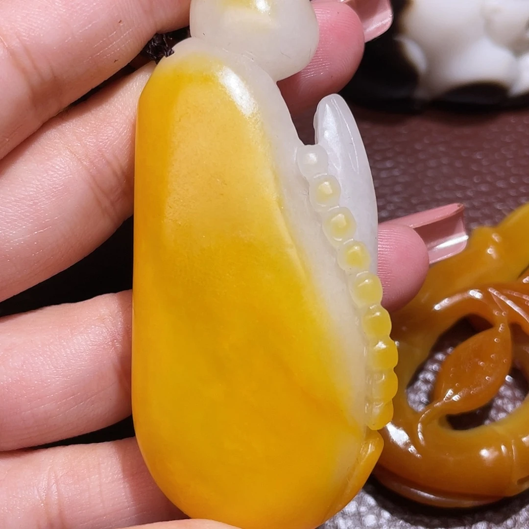 M***”颈饰未镶嵌和田玉