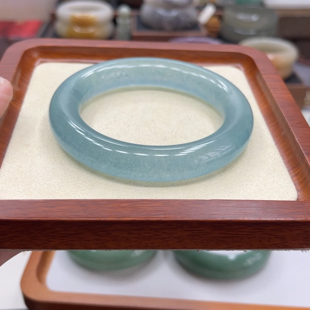 魏***玲石英岩玉未镶嵌珠宝奇石