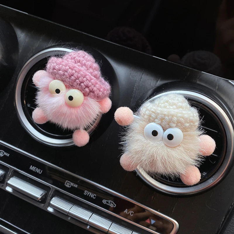 车载香薰摆件创意可爱小煤球汽车空调出风口香氛片车毛绒装饰摆件