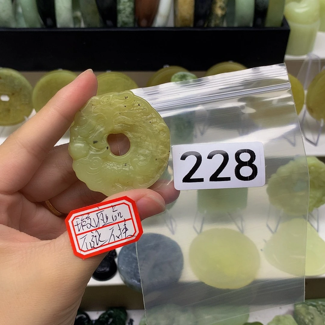 蛇纹石玉颈饰未镶嵌