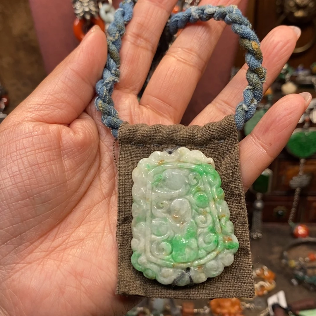 翡翠吊坠(赠链)未镶嵌