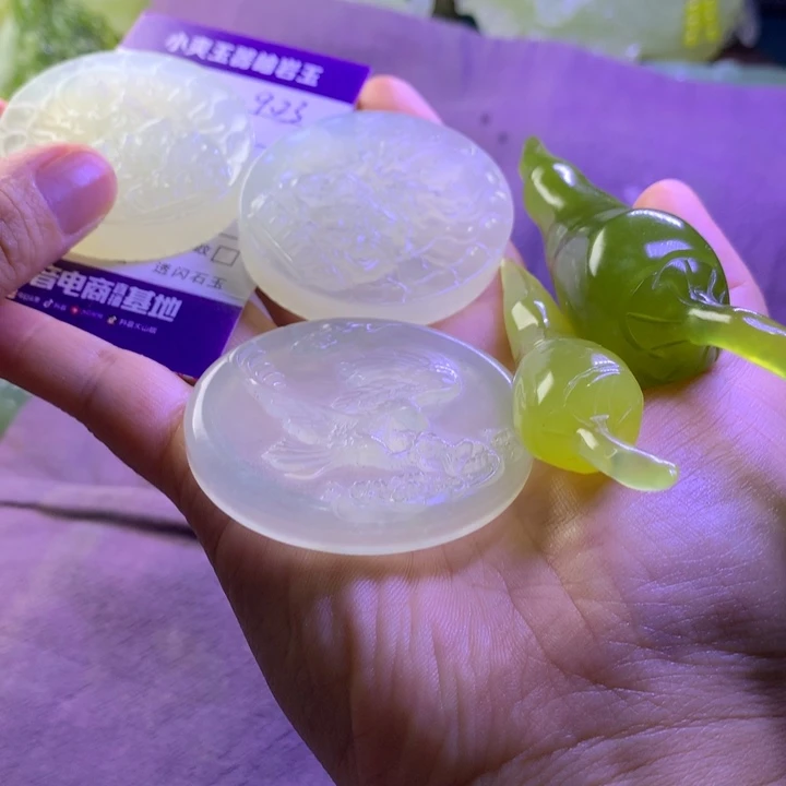 乌***室未镶嵌岫玉挂件吊坠