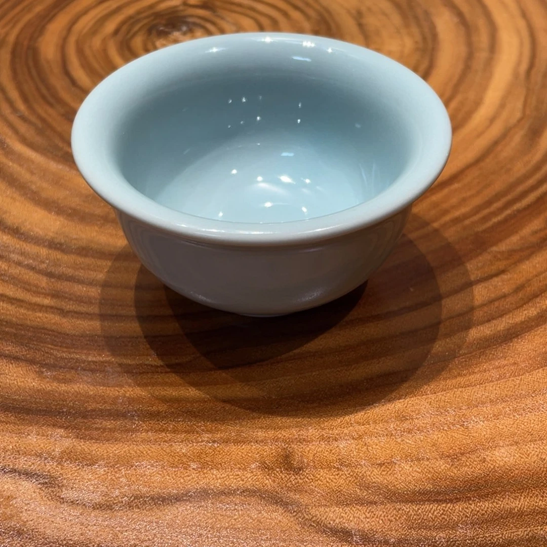 天青釉朱晓辉款手拉压手杯微瑕