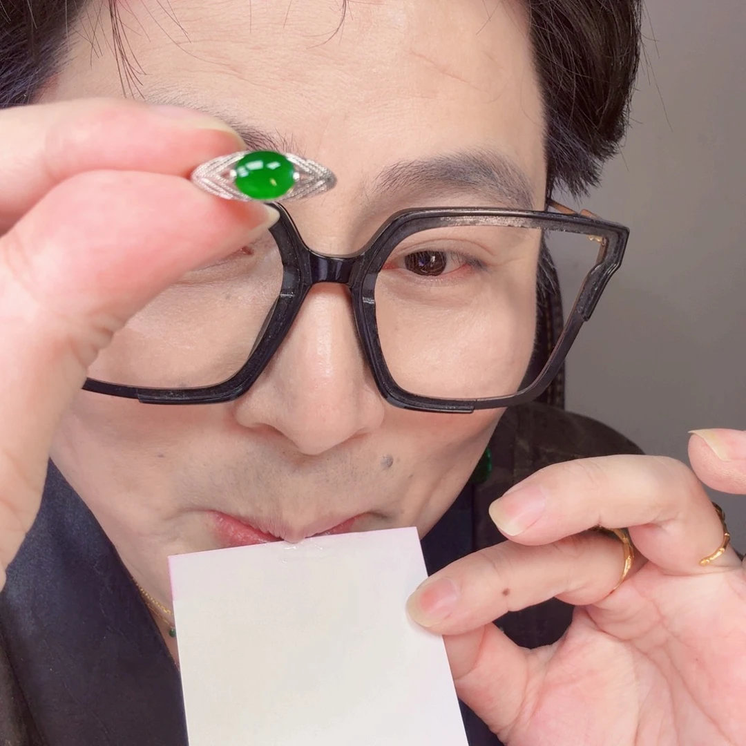 翡翠未镶嵌颈饰一件