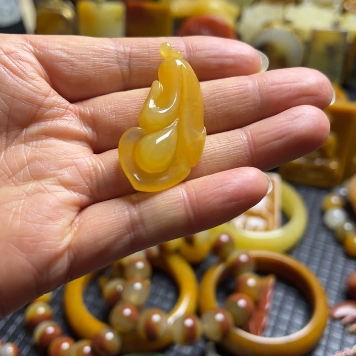 石英质玉（黄龙玉）未镶嵌颈饰