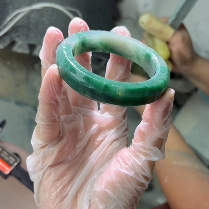 糖***儿石英质玉（非洲翠）手镯未镶嵌定制