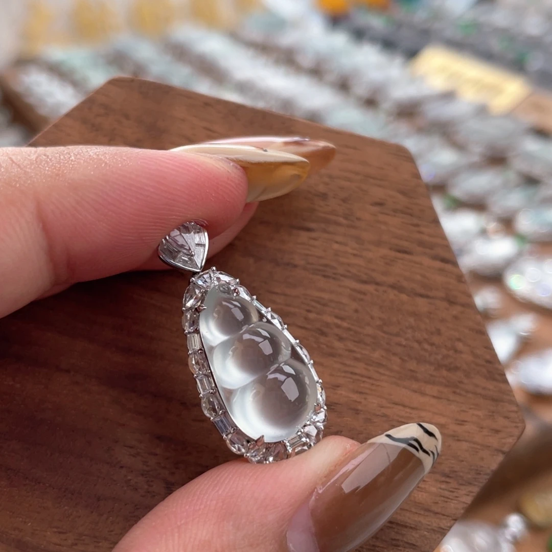 翡翠18K金镶嵌颈饰豆子