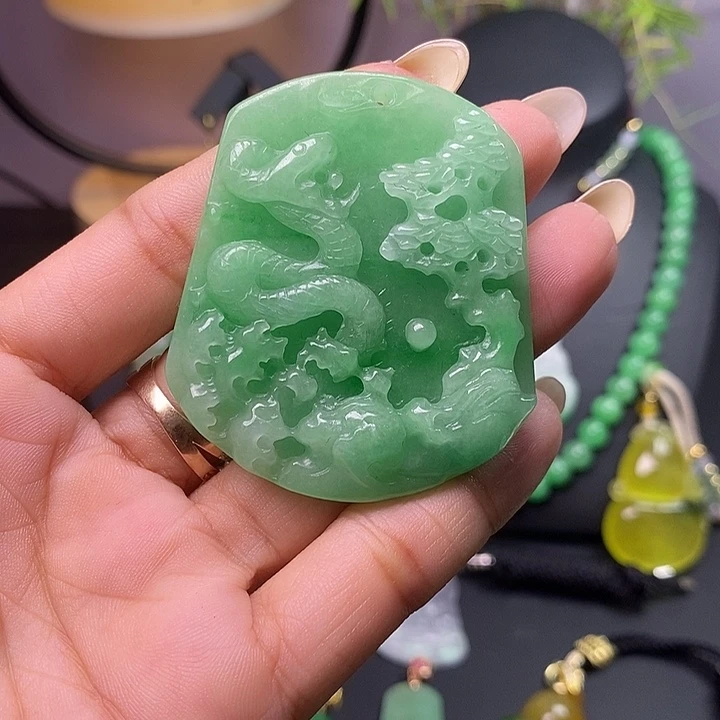 翡翠未镶嵌吊坠(赠链)