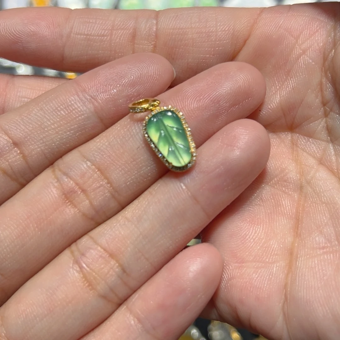 翡翠颈饰18K金镶嵌吊坠