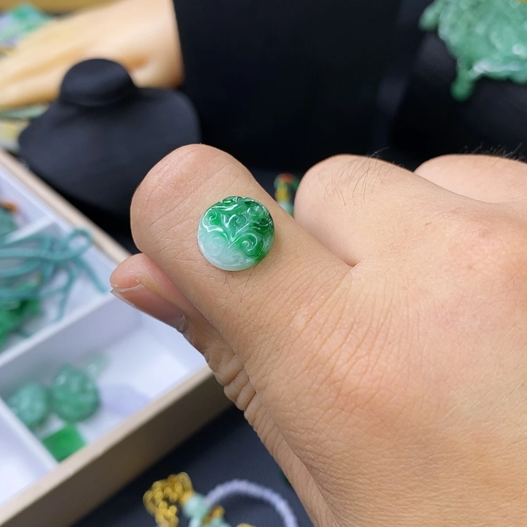 颈饰未镶嵌翡翠戒指