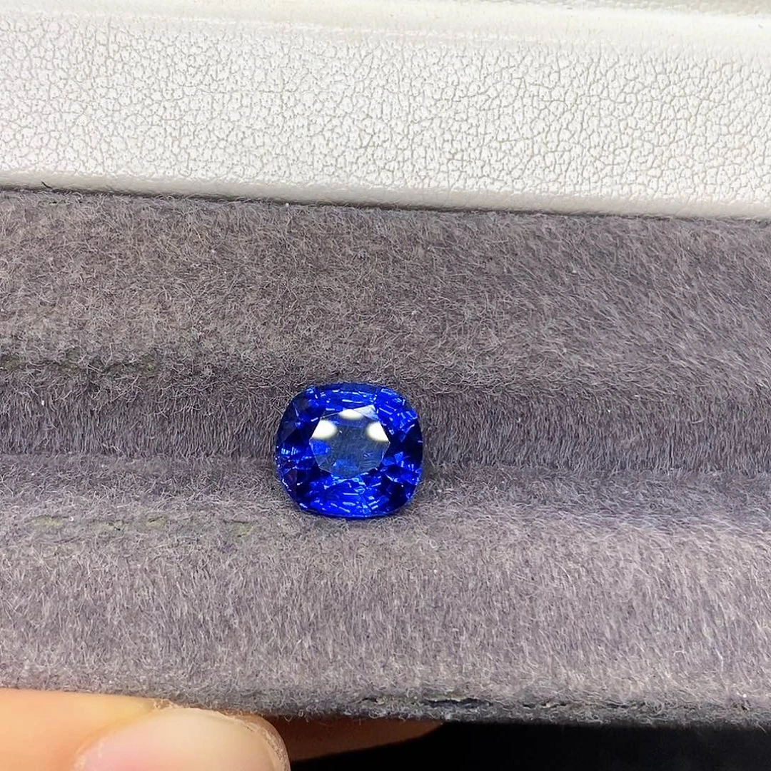 蓝宝石裸石4.32克拉天然全净玻璃体满火彩皇家蓝蓝宝石