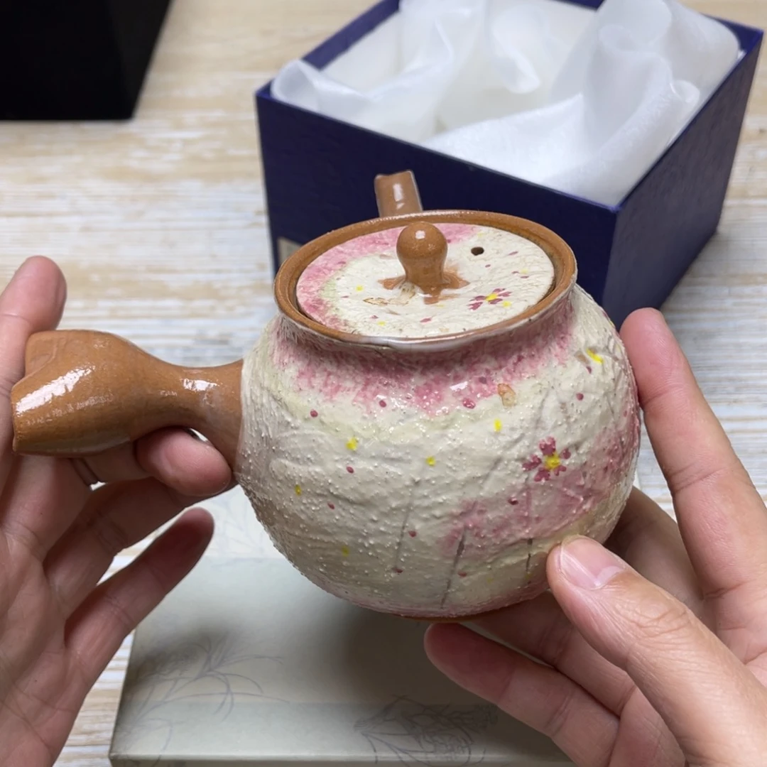 瓷片地排列着密密麻麻