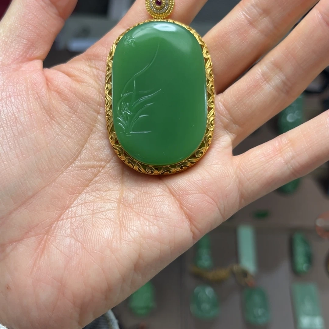 颈饰18K金镶嵌和田玉（碧玉）